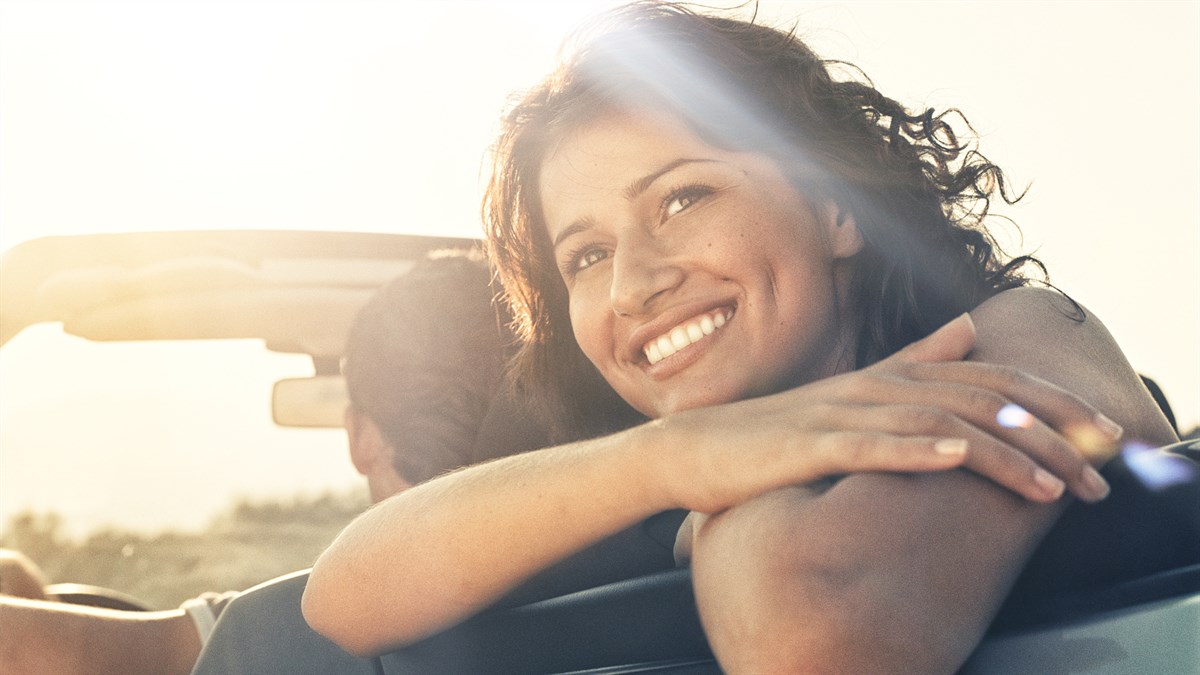 Renault Service - femme souriante au soleil