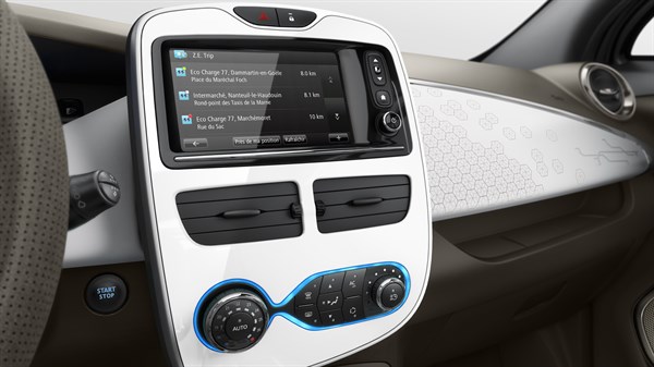 Renault - Vue de l'écran intérieur R-Link avec Z.E. Trip