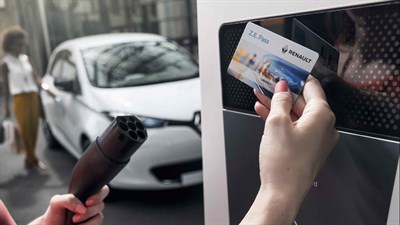 Renault - Personne en train d'utiliser Z.E. Pass