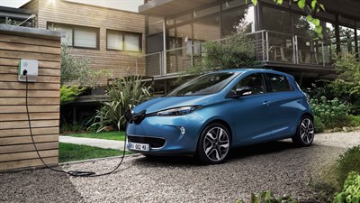 Renault ZOE - Vue de face avant 3/4, borne de recharge à domicile
