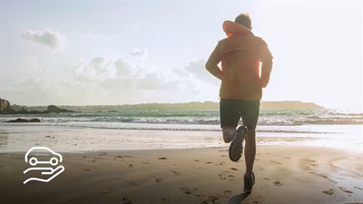 Renault Service - Un homme barbu conduit dans le désert