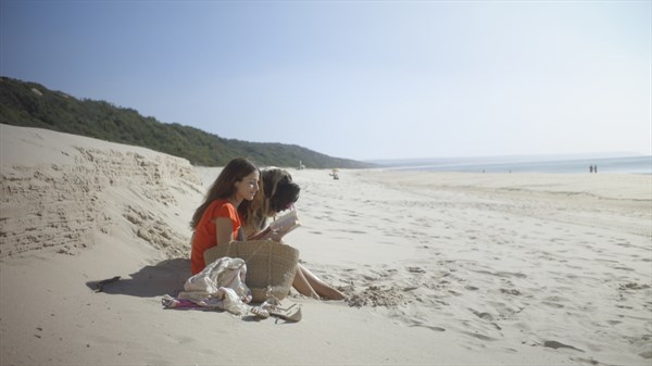 Renault Service - Femme avec son chien sur la plage