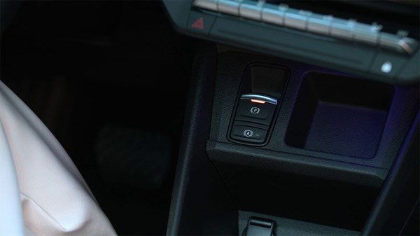 le frein de parking assisté et la fonction autohold - R4 E-Tech électrique - Renault