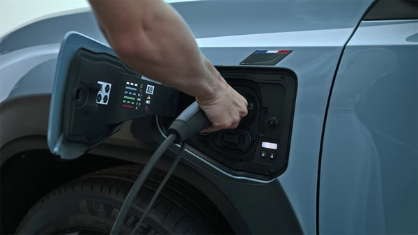 la recharge de la batterie - R4 E-Tech électrique - Renault