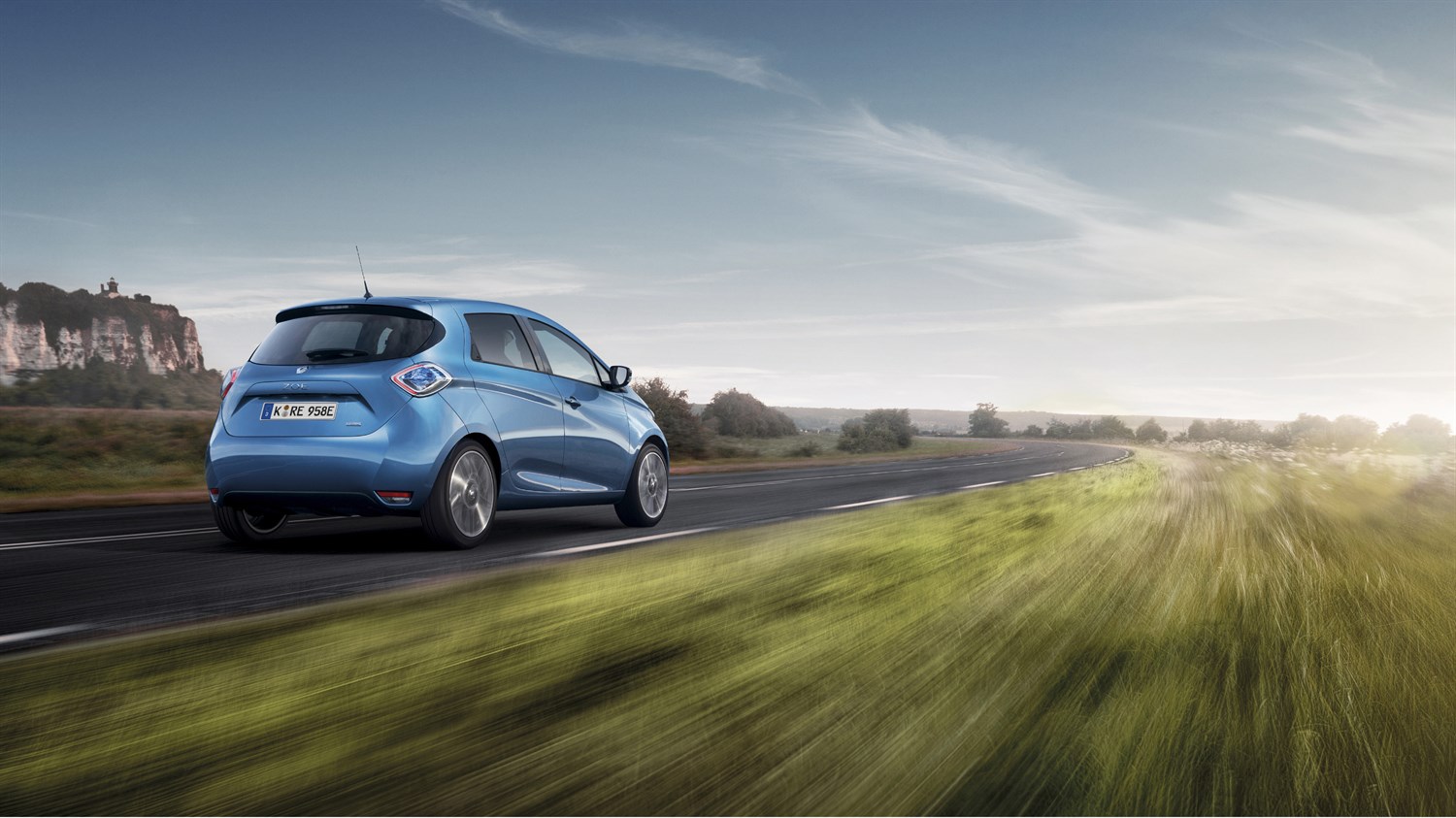 Renault ZOE - véhicule électrique sur route de campagne