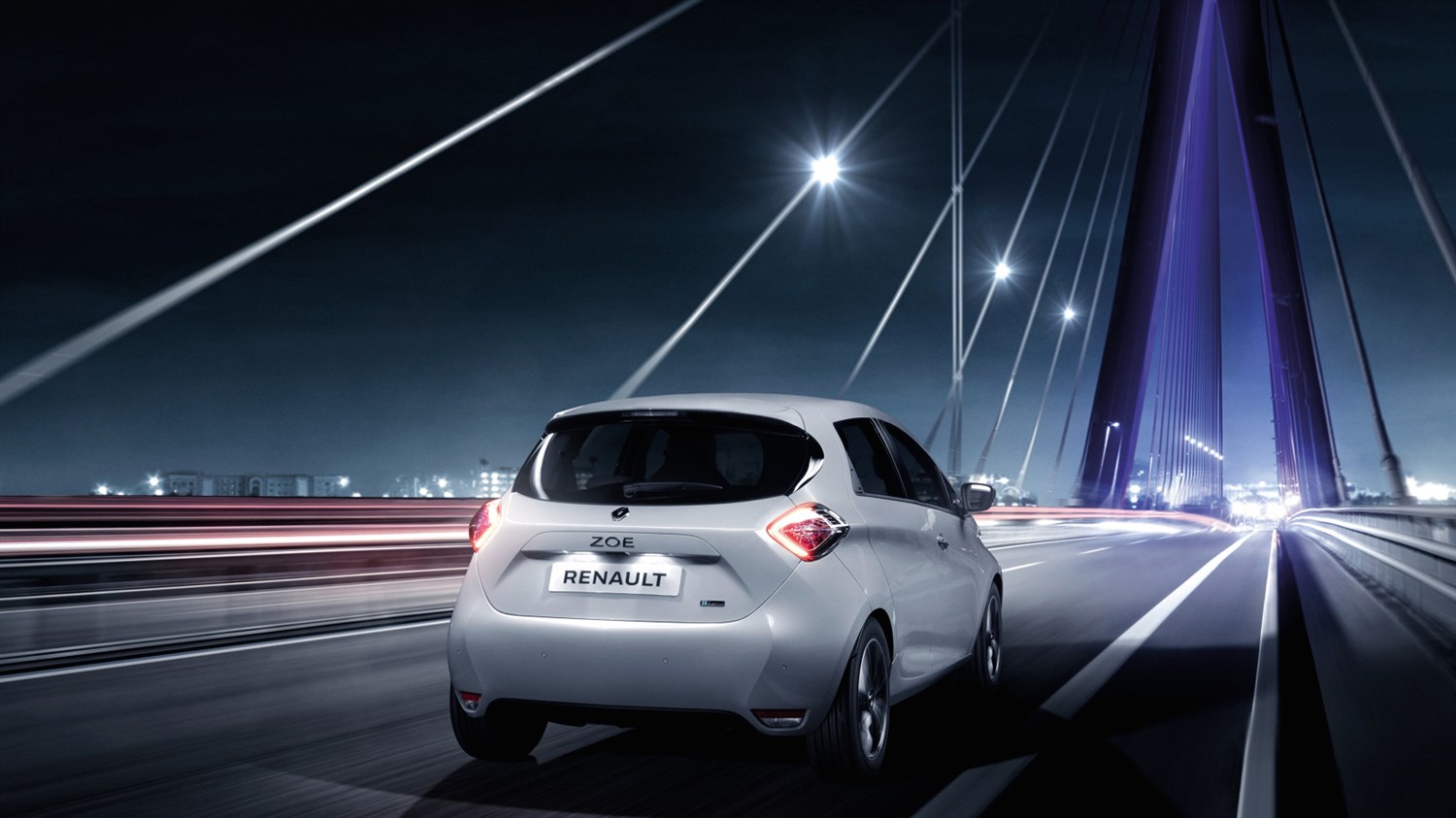 Renault ZOE - véhicule électrique sur un pont la nuit