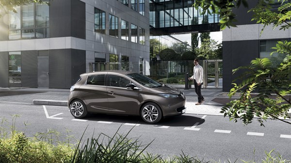 Renault ZOE - homme ouvrant sa Renault ZOE à l'aide de la carte mains libres