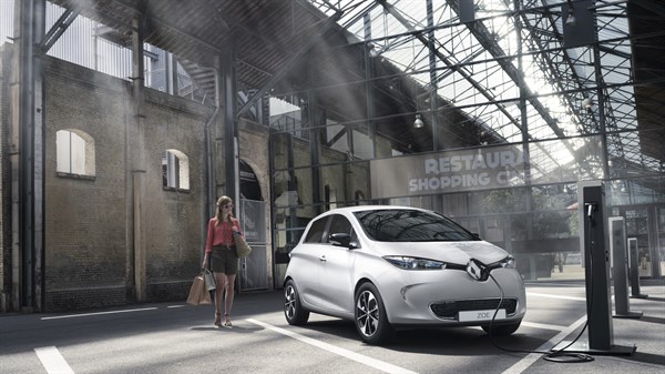 Renault ZOE - recharge sur un parking de magasin