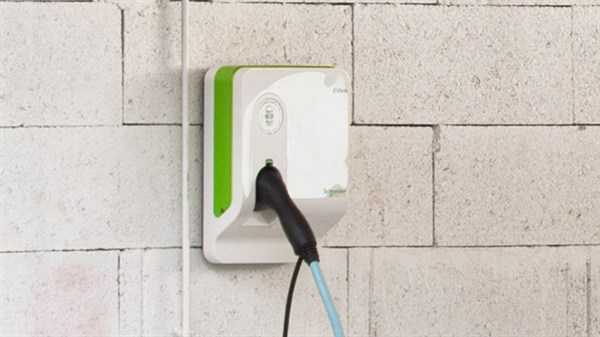 Renault ZOE - focus sur installation prise murale Wallbox