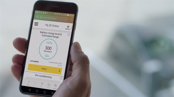 Renault ZOE - Smartphone avec l'application MY Z.E. ouverte