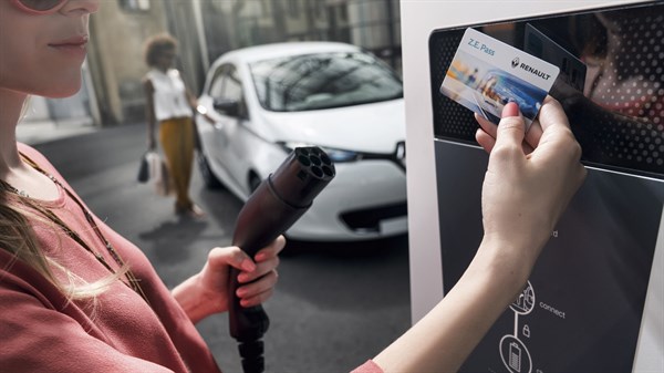 Renault ZOE - femme utilisant sa carte Z.E. Pass pour charger sa voiture électrique